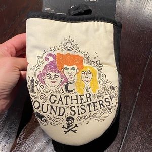 NWT Disney Hocus‎ Pocus Gather Round Sisters! 
  2 Pack Mitt Oven Set